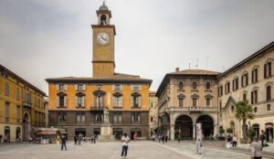 Limitazioni al traffico in Piazza Prampolini fino all’8 aprile