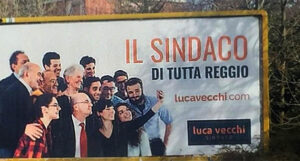 Il sindaco di Reggio Emilia che si fa un selfie e toglie il logo PD dal manifesto elettorale
