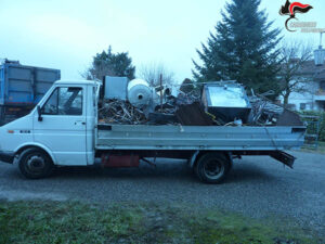 Controlli dei Carabinieri Forestali, in provincia di Reggio Emilia, sequestrate circa 8 tonnellate di rifiuti ferrosi