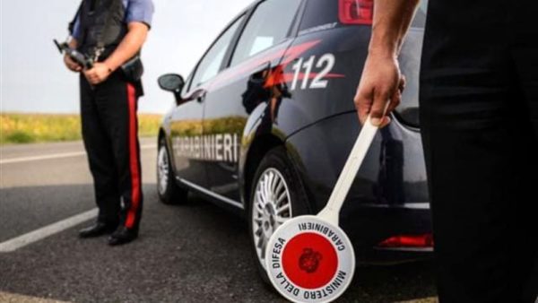 Gli intimano l’Alt e lui cerca di investire i Carabinieri e sperona l’auto servizio: arrestato