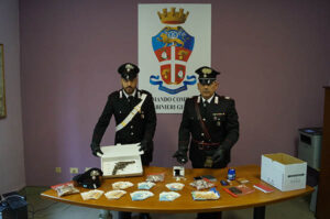 Ai domiciliari per droga con revolver, cocaina e hascisc: arrestata