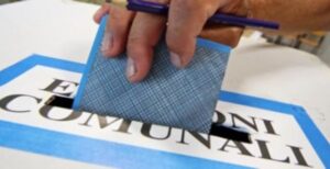 La politica della principiante all’attacco dell’Ente locale