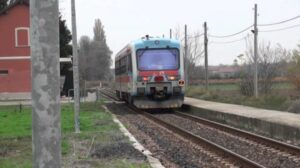 Colpito alla testa dal treno in transito mentre dormiva a ridosso dei binari: muore a Bibbiano