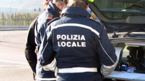 Polizia Locale. Anziana che non riesce a camminare aiutata dagli agenti
