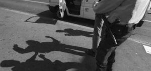 Il ragazzo dal divertente vizietto del palpeggiamento dalla bicicletta. Denunciato