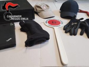 Rapinano ristorante di Viano e attaccano i Carabinieri