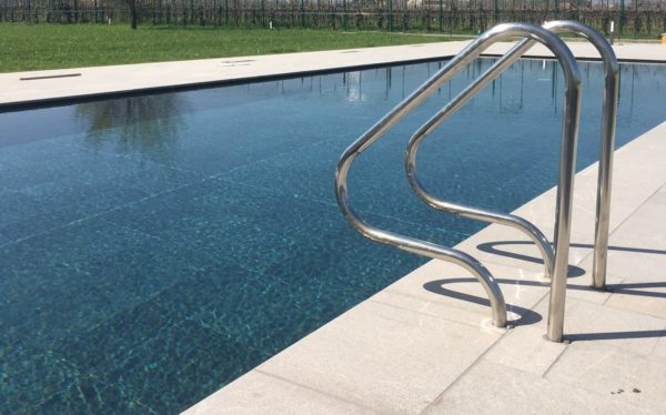 Baby ladri quattordicenni in azione negli spogliatoi della piscina