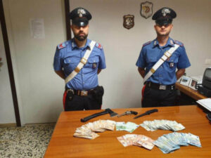 Con accetta e coltello rapinano il Famila: due arrestati dai carabinieri