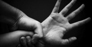 Castelnovo Monti. Minacce e botte alla compagna: 23enne denunciato, allontanamento da casa e divieto di avvicinamento