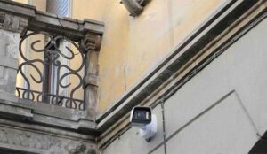 Ripreso dalle telecamere durante furto in abitazione, denunciato