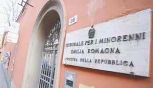 Pestato nel suo negozio dal ladro che vuole rubare l’incasso: denunciato un minore