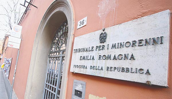 Pestato nel suo negozio dal ladro che vuole rubare l’incasso: denunciato un minore