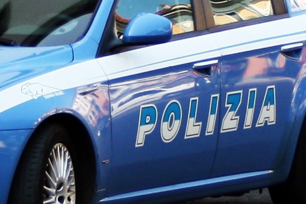 Auto a fuoco dopo fuoriuscita stradale, morta la conducente