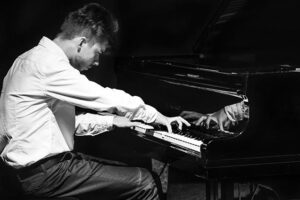 Summer School 2019: Daniele Ceraolo in concerto nel Castello di Sarzano il 27 agosto. Il 30la Achille Peri Guitar Consort