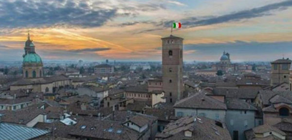 Reggio Emilia, mamma trova la droga nella camera del figlio e chiama i Carabinieri