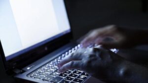 Stipula assicurazione on line ma è una truffa: una donna denunciata