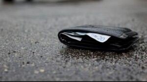 Agente fuori servizio trova un portafoglio e lo restituisce al proprietario: dentro c’erano 800 euro, lo stipendio di un giovane pakistano