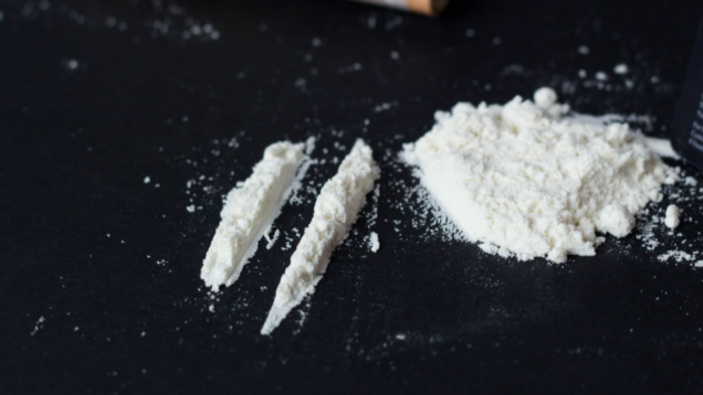 A casa hashish, cocaina e kit per lo spaccio: 52enne denunciato
