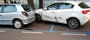 Danneggiano auto in sosta e se ne vanno. Rintracciati e sanzionati