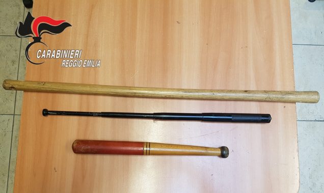 Reggio Emilia. Bastone, mazza e manganello d’accaio nel proprio arsenale. Donna denunciata per porto abusivo di armi dai Carabinieri