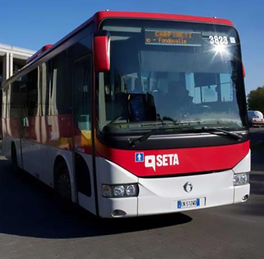 Minaccia e cerca di aggredire l’autista dell’autobus: denunciato