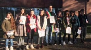 Nove bambini puliscono Albinea, il sindaco li premia