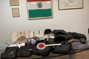 Sequestrata merce contraffatta al mercato di piazza Fontanesi. Due ambulanti improvvisati si danno alla fuga