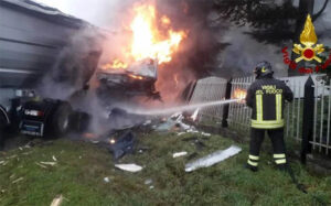 Schianto tra due camion nel reggiano, 42enne residente a Roteglia muore carbonizzato