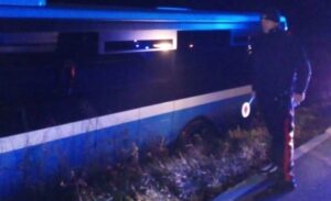 Autobus fuori strada a Scandiano. Ricercato un ubriaco