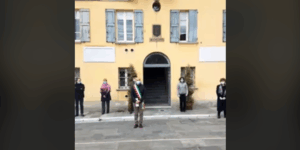 Casalgrande. Mangiare in strada “Raus!”: 250 euro di multa. Più il prezzo dell’erbazzone