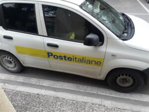Auto delle poste contro moto: un modenese ferito