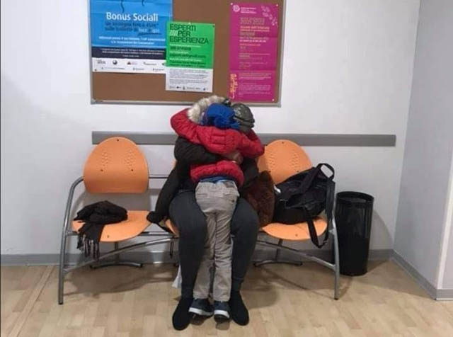 Reggio Emilia 262 Abbraccio madre-figlio migranti