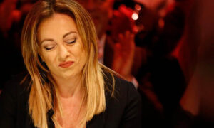 C’era una volta, e forse c’è ancora, un governo che si prendeva a sberle da solo e dava la colpa al mondo