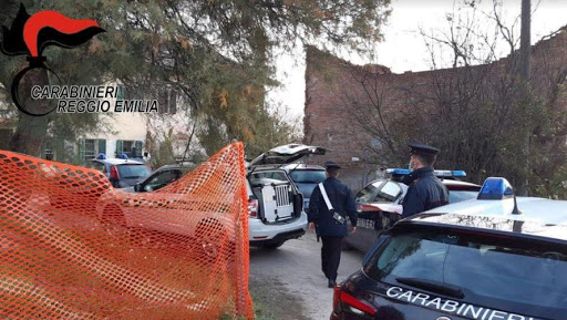 Controlli dei carabinieri nei casolari abbandonati della bassa reggiana: scovati clandestini e sequestrata droga