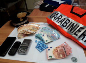 Arresto per possesso e spaccio di droga e 3mila euro in tasca