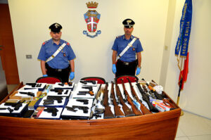 Arsenale di armi rubate nascoste nel sottotetto: 29enne crotonese condotto in carcere dai Carabinieri