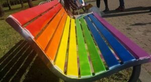 Panchine arcobaleno per dire “No” alle discriminazioni. Inaugurazione a Casalgrande (RE) il 23 ottobre
