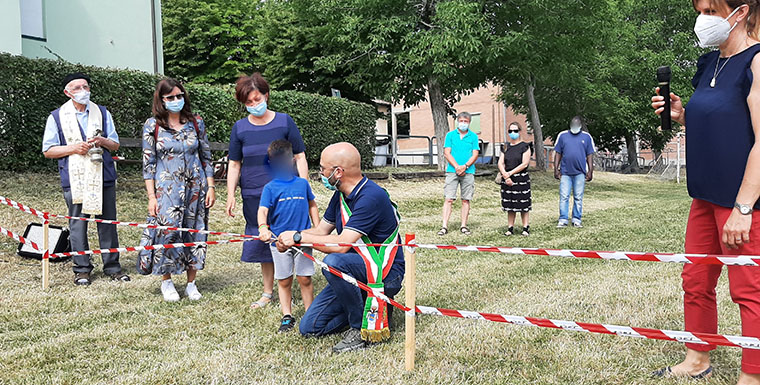 Un nuovo bosco per la scuola Corradi. Nasciuti e Davoli all’inaugurazione