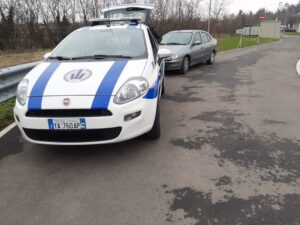 Circola con il foglio rosa, invece ha la patente sospesa