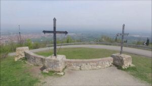 Torna la terza croce sul monte. Dopo il via libera della proprietà, il Comune procede col restauro