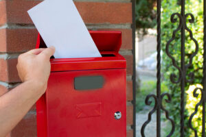 Il postino, quando è idiota, suona sempre otto volte…