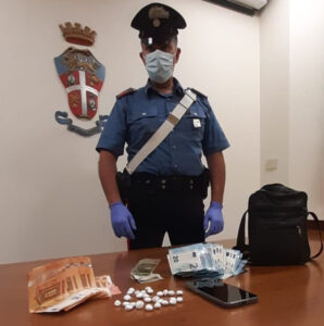 Tenta di fuggire “seminando” eroina nei giardini di case private: arrestato