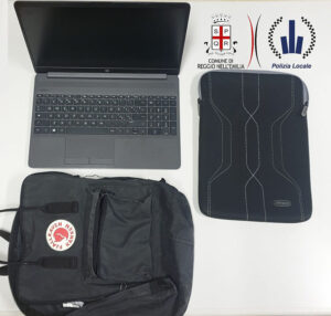 Sottrae zaino e pc a una studentessa: 61enne denunciata