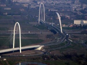 Reggio Emilia. Ponte Calatrava e Fontana del Valli colorati di verde contro l’AISLA