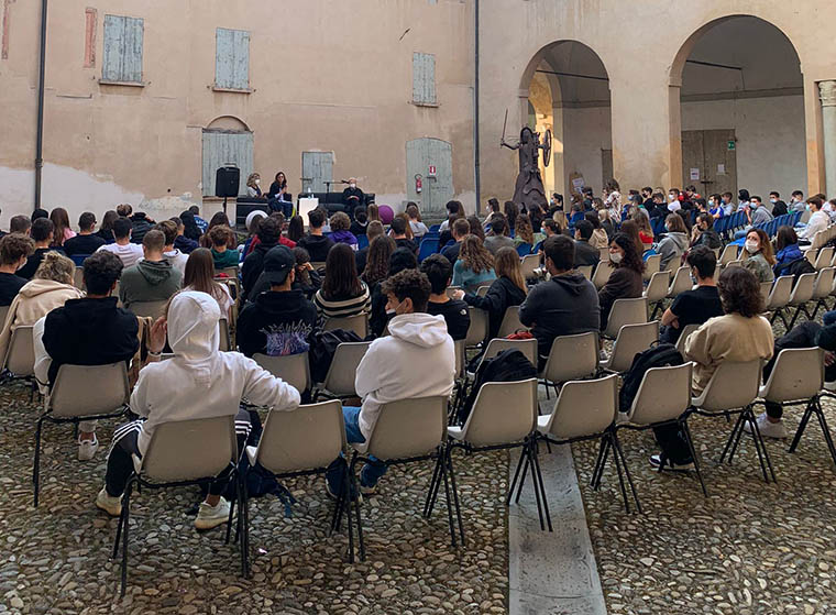 Le Classi del Gobetti incontrano Liliana Manfredi nel cortile della Rocca