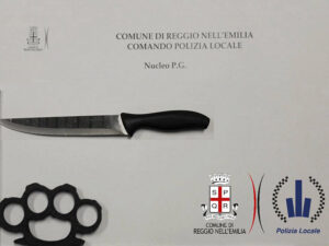 Per strada con due coltello e un tirapugni: 19enne arrestato in centro a Reggio Emilia