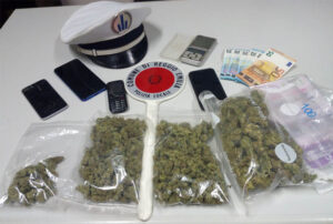 Reggio Emilia, 18enne spacciava vicino a casa. Arrestato