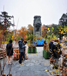 Reggio Emilia festeggia la Primavera con una nuova distribuzione gratuita di 4.000 piante in piazza della Vittoria e la piantumazione di 450 alberi al parco Dario Fo
