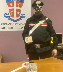 Mostra tesserino falso di carabiniere. Denunciato