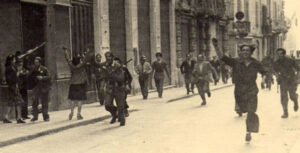 Il Sindaco Vecchi riceve in dono il Tricolore del Partigiano Morelli